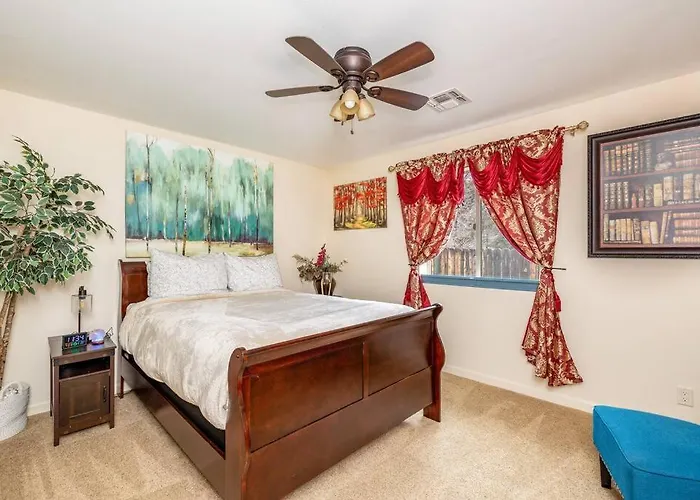 Tranquil Retreat: Luxury At Mount Elden's Foothills, Steps From Route 66 And Mall Holiday home