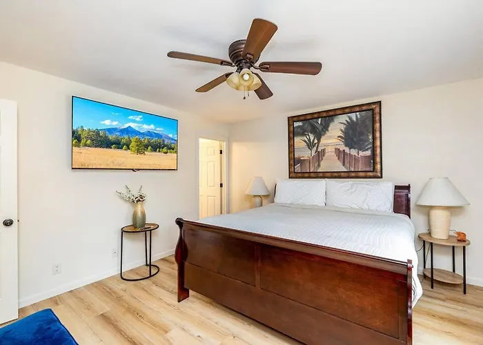Tranquil Retreat: Luxury At Mount Elden's Foothills, Steps From Route 66 And Mall *