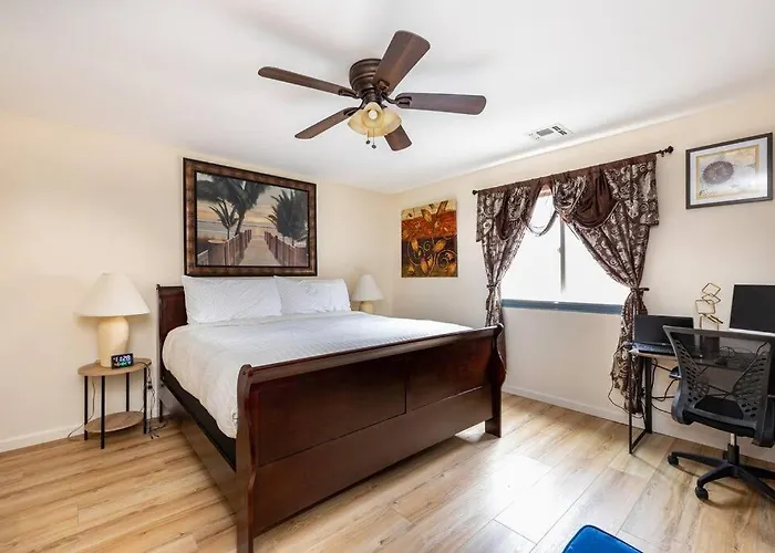 Tranquil Retreat: Luxury At Mount Elden's Foothills, Steps From Route 66 And Mall Holiday home