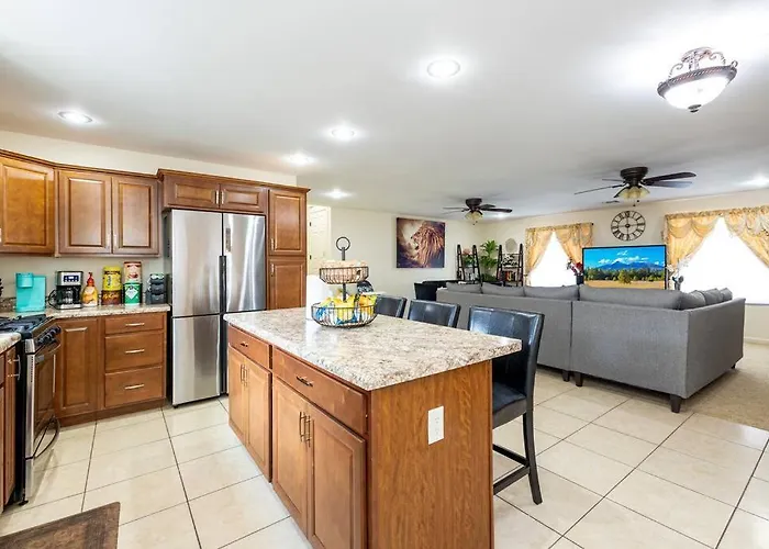 Tranquil Retreat: Luxury At Mount Elden's Foothills, Steps From Route 66 And Mall Holiday home