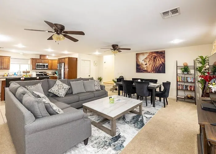 Tranquil Retreat: Luxury At Mount Elden's Foothills, Steps From Route 66 And Mall Holiday home
