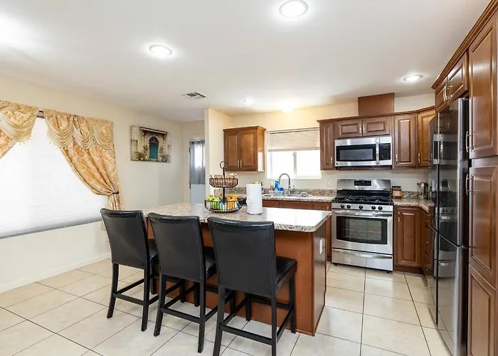 Holiday home Tranquil Retreat: Luxury At Mount Elden's Foothills, Steps From Route 66 And Mall *