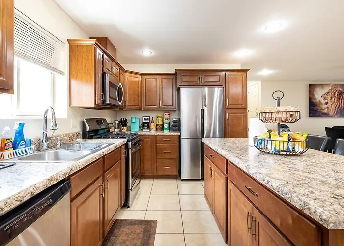 Tranquil Retreat: Luxury At Mount Elden's Foothills, Steps From Route 66 And Mall Holiday home