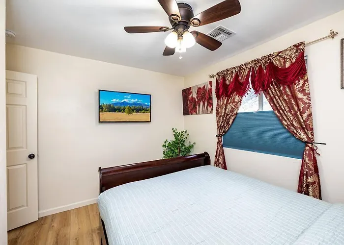 Tranquil Retreat: Luxury At Mount Elden's Foothills, Steps From Route 66 And Mall *
