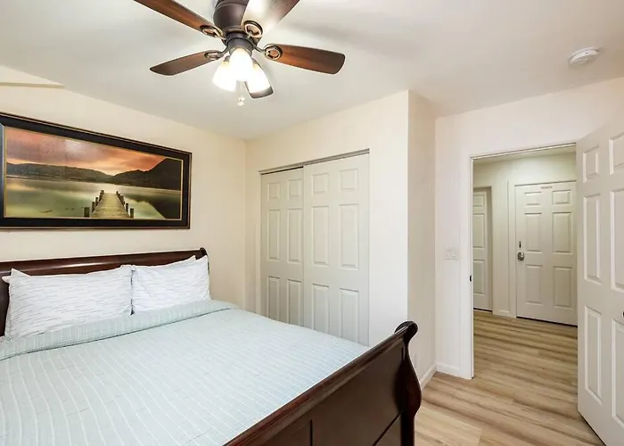 Tranquil Retreat: Luxury At Mount Elden's Foothills, Steps From Route 66 And Mall Holiday home *