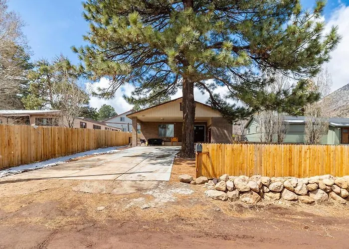 Tranquil Retreat: Luxury At Mount Elden's Foothills, Steps From Route 66 And Mall Holiday home